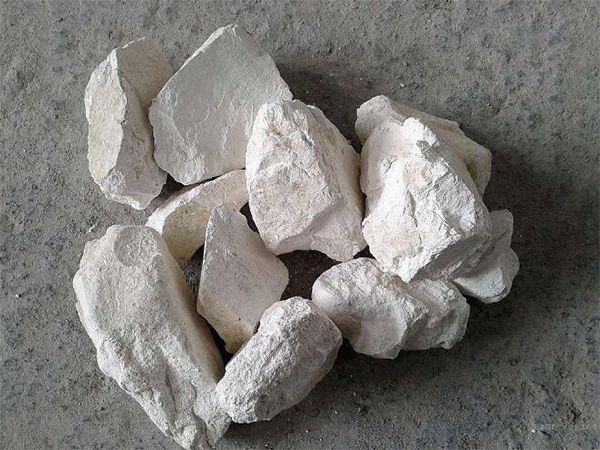 為什么要在魚塘里撒生石灰？